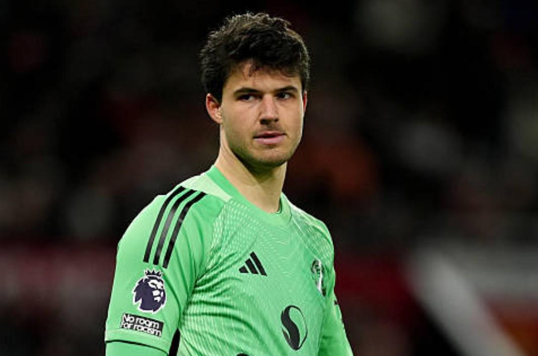 拉门斯加盟曼联后前16场比赛丢23球，奥纳纳同期丢了26球